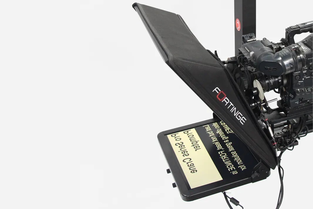 Fortinge PRO-XJ15 Crane Prompter - kamerayla yandan görünüm ve okuma camı