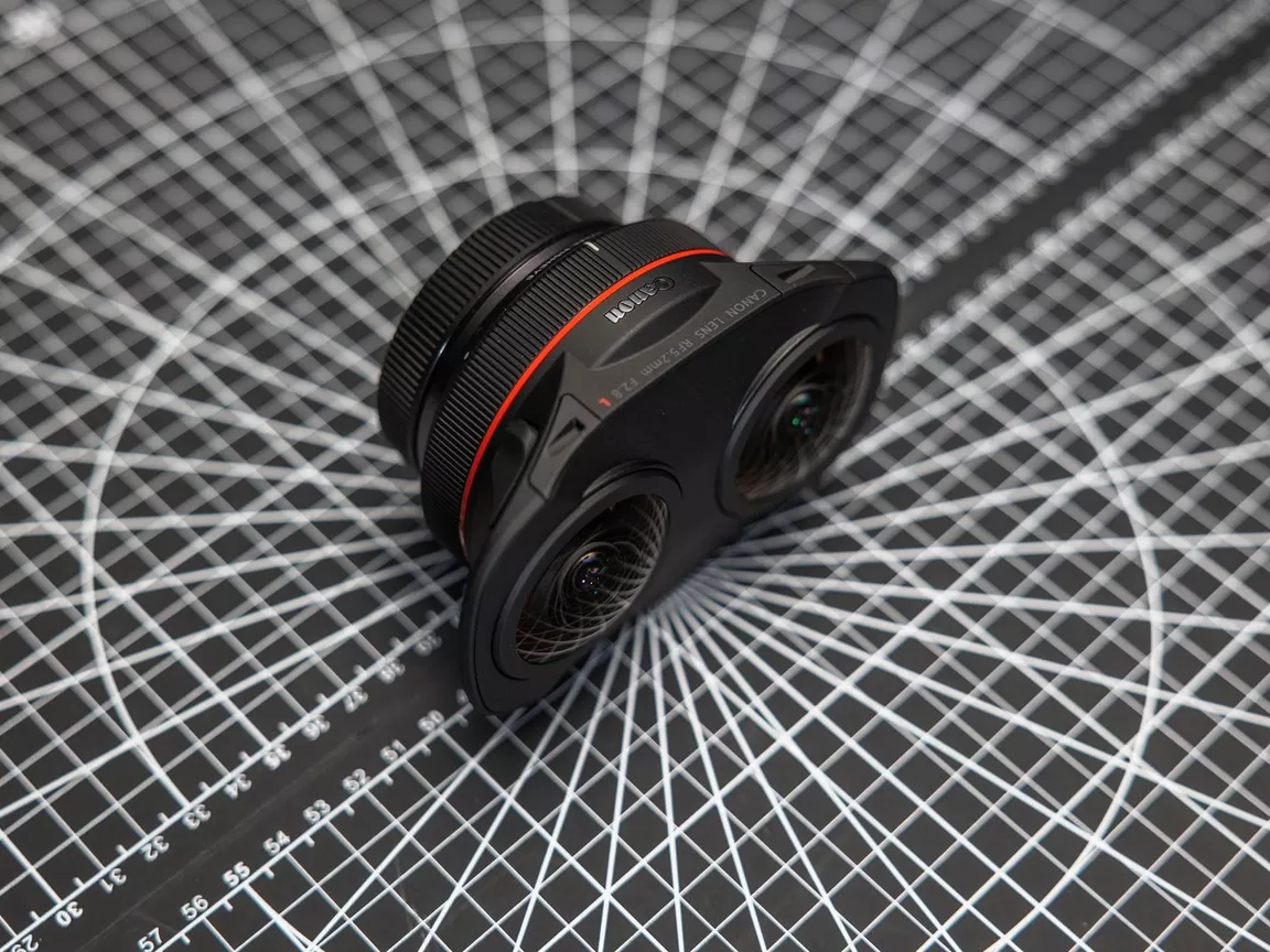 Canon RF 5.2mm f/2.8L Dual Fisheye 3D VR Lens - Thumbnail