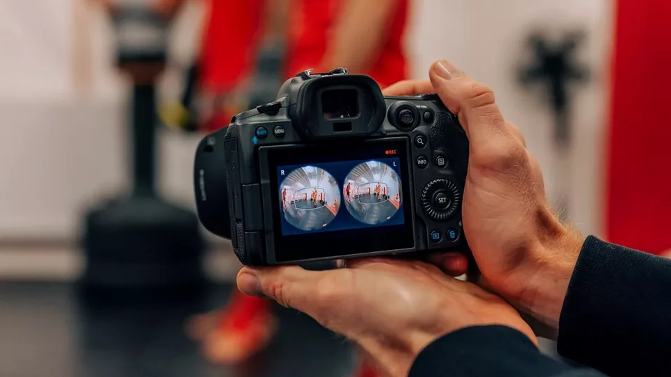 Canon RF 5.2mm f/2.8L Dual Fisheye 3D VR Lens - Thumbnail