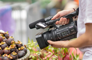 Sony HXR-NX200 4K Profesyonel Video Kamera - Thumbnail